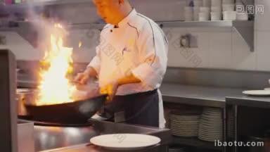 亚洲餐厅的中国厨师烹饪食物